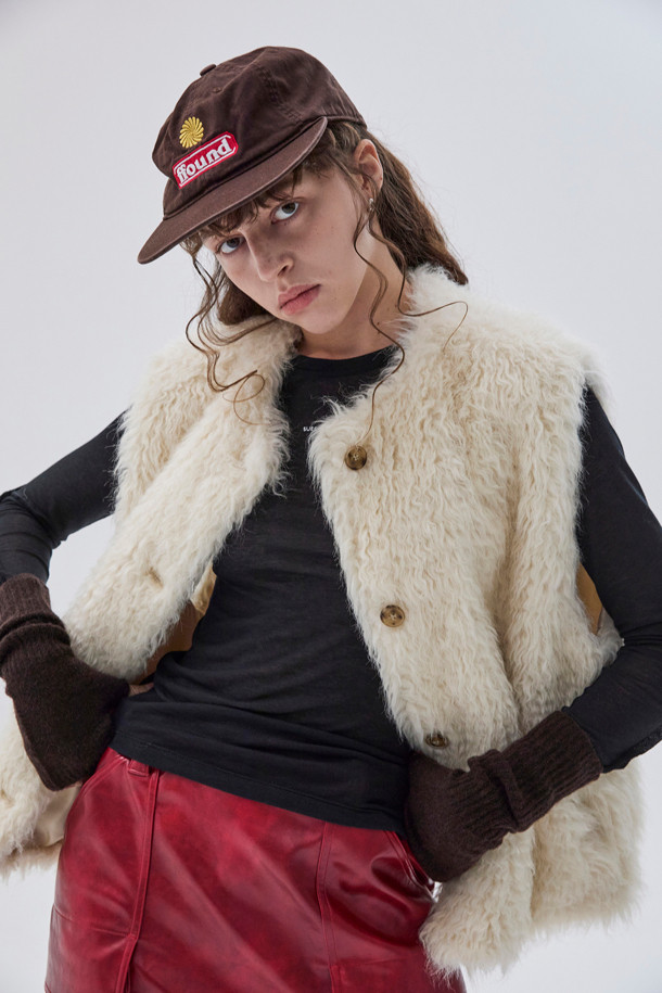 Furridge 베스트(베이지)는 미니멀, 시크, 클래식 스타일을 추구하는 분들을 위한 페이크퍼 소재의 퍼 베스트입니다. 넉넉한 두께감과 부드러운 촉감으로 가을, 겨울 시즌에 따뜻하게 착용할 수 있습니다. 라운드넥 디자인에 싱글 버튼 여밈 방식으로 간결함을 더했으며, 레귤러핏으로 편안한 착용감을 선사합니다. 무지 패턴의 베이지 컬러는 어떤 옷에도 쉽게 매치되어 일상복으로 활용하기 좋습니다. 포켓 디테일과 은은한 광택감이 고급스러운 분위기를 연출합니다.
