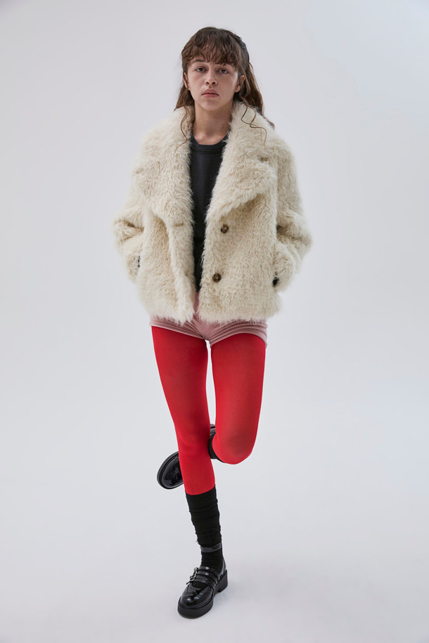 Furridge outer(베이지)는 여성스러운 겨울 스타일을 완성하는 퍼 재킷입니다. 부드러운 인조 모피 소재와 두꺼운 두께로 뛰어난 보온성을 제공하며, 와이드 라펠과 숏 기장, 볼륨 핏 디자인이 세련된 무드를 연출합니다. 베이지 컬러는 어떤 룩에도 잘 어울리며, 버튼 여밈 방식으로 간편하게 착용할 수 있습니다. 데이트룩, 모임룩, 연말 모임룩 등 다양한 TPO에 클래식, 시크, 미니멀 스타일로 활용 가능합니다.
