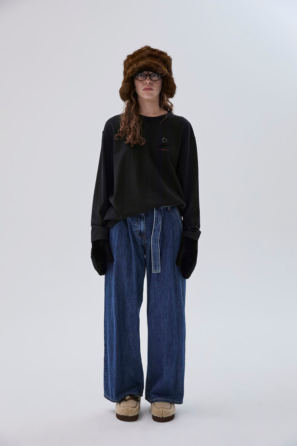 Furridge gloves(black)는 부드러운 양털, 양가죽, 스웨이드 소재로 제작된 블랙 컬러의 장갑입니다. 안감은 퍼(fur)로 처리되어 보온성을 높였으며, 겨울철 야외 활동이나 레저 활동에 적합합니다. 커버형, 하프핑거, 투웨이 디자인으로 다양한 스타일 연출이 가능하며, 버튼으로 여밈 방식을 더했습니다. 캐주얼, 클래식, 미니멀 스타일을 즐겨 입는 분들께 세련된 포인트를 더해줄 아이템입니다.
