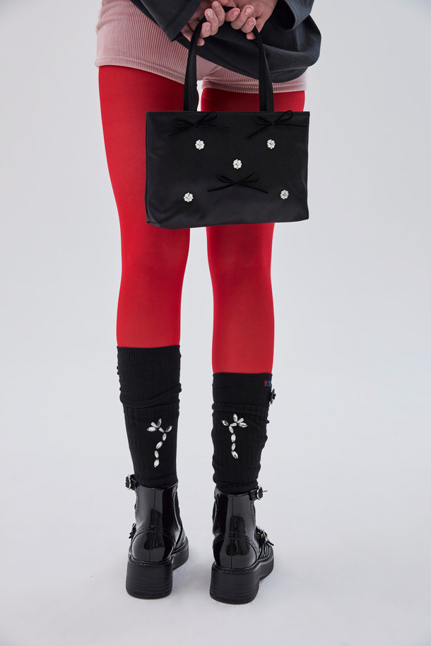 [IHM] 셔링 비즈 양말(블랙)은 여성스러운 무드와 시크함, 엘레강스함을 동시에 연출하는 양말입니다. 섬세한 셔링 디테일과 비즈, 진주, 큐빅 장식이 더해져 특별한 날, 데이트룩, 모임룩에 포인트를 더합니다. 블랙 컬러로 어떤 스타일에도 쉽게 매치 가능하며, 시크, 클래식, 미니멀한 스타일을 즐기는 분들께 추천합니다. 
