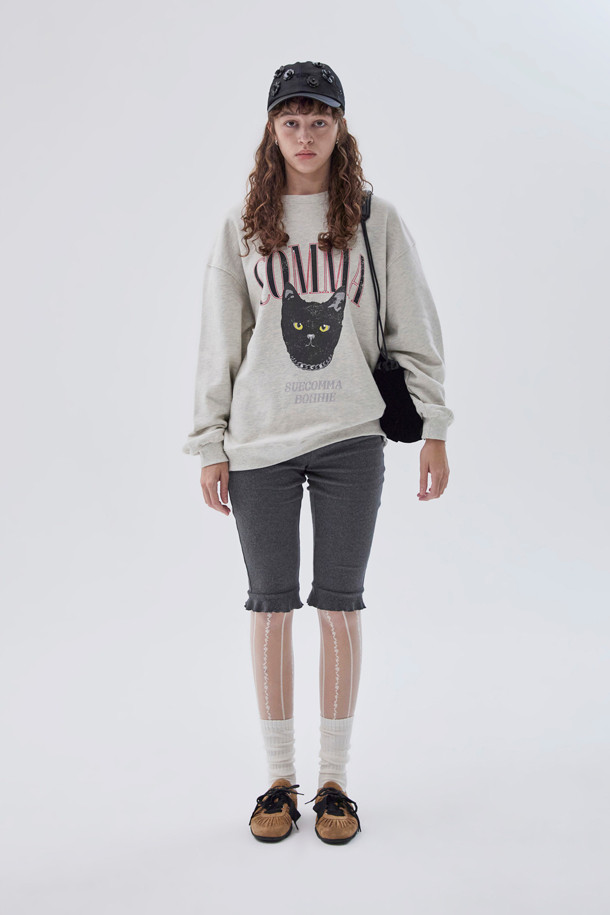 [IHM] 셔링 비즈 비딩 삭스 (아이보리)는 여성스러운 페미닌 무드와 시크한 스타일을 동시에 연출할 수 있는 양말입니다. 아이보리 컬러의 무지 디자인에 셔링 디테일과 비즈, 진주, 큐빅 장식이 더해져 고급스러운 포인트를 더합니다. 데이트룩, 모임룩 등 특별한 날 시크하면서도 세련된 스타일을 완성해 보세요. 클래식한 무드로 어떤 룩에도 잘 어울려 활용도가 높습니다.
