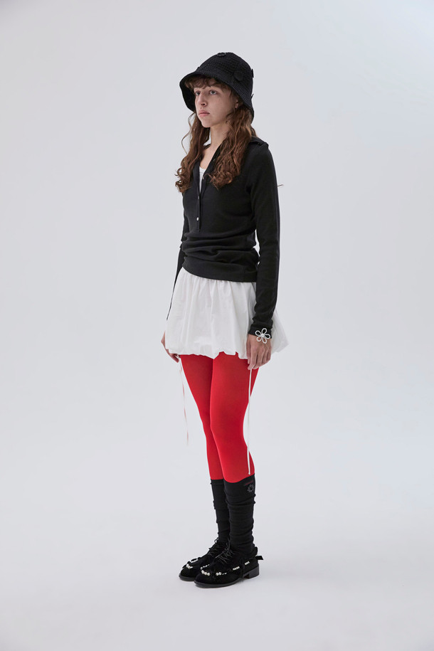 [IHM] 플라워 라벨 삭스(블랙)는 유니크하면서도 시크한 감성을 표현하는 양말입니다. 블랙 컬러에 라벨과 플라워 디자인 장식이 더해져 포인트를 줍니다. 쫀쫀한 착용감과 부드러운 촉감으로 편안하게 집콕룩 또는 출근룩을 연출할 수 있습니다. 미니멀한 스타일을 즐기는 분들께 추천하며, 데일리 아이템으로 활용하기 좋습니다.
