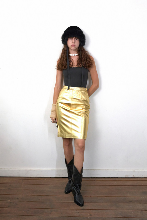 Furridge(퍼리지) 버킷 햇(블랙)은 부드러운 페이크 퍼 소재로 제작되어 겨울철 따뜻함과 스타일을 동시에 선사합니다. 하단 퍼 트리밍과 은은한 광택이 고급스러운 분위기를 더하며, 브랜드 로고가 새겨진 골지 리본 스트랩으로 포인트를 주었습니다. 블랙 컬러의 무지 디자인은 어떤 스타일에도 잘 어울리며, 클래식, 미니멀, 걸리시한 룩을 연출할 수 있습니다. 데이트룩, 연말 모임룩 등 다양한 TPO에 활용하여 특별한 날을 더욱 돋보이게 해보세요. 보온성을 갖춘 두꺼운 두께감으로 추운 날씨에도 따뜻하게 착용할 수 있습니다.
