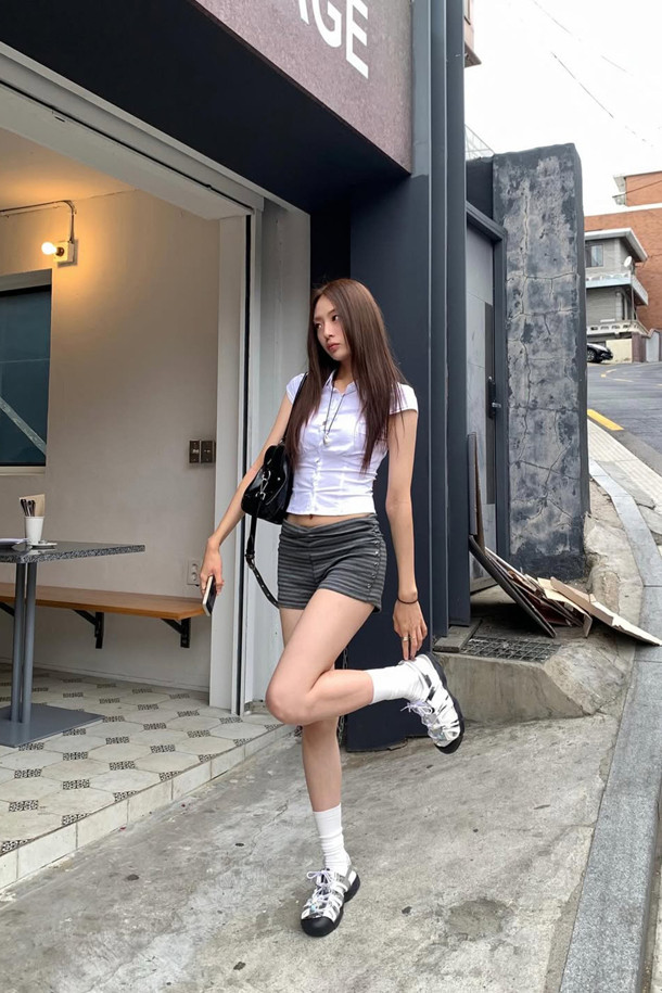 Fev 샌들(실버)는 여성용 샌들로, 데일리룩과 휴양지룩에 모두 잘 어울립니다. 소가죽, 매시, 나일론, 네오프렌 소재를 사용하여 편안함과 스타일을 동시에 잡았습니다. 실버 컬러에 벨크로 여밈으로 편의성을 더했으며, 비즈 장식, 측면 및 발등 컷아웃 디테일이 돋보입니다. 신끈 탈착 및 사이즈 조절 기능, 그리고 통기성이 뛰어나 봄, 여름 시즌에 유행을 타지 않고 오랫동안 착용할 수 있는 아이템입니다. 페미닌, 유니크, 아웃도어 스타일을 모두 아우르는 이 샌들을 여행지에서 미니멀하고 리조트룩으로 연출해 보세요.
