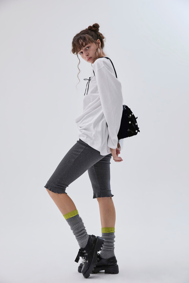 **Shoe lace 로퍼(black)**

소가죽 소재의 블랙 컬러 Shoe lace 로퍼입니다. 일상에서 편안하게 착용하기 좋은 플랫 굽 디자인으로, 캐주얼하면서도 여성스러운 분위기를 연출합니다. 리본 신끈과 고리 장식, 청키한 디자인이 돋보이며, 출근룩이나 모임룩에 미니멀한 스타일로 코디하기 좋습니다.
