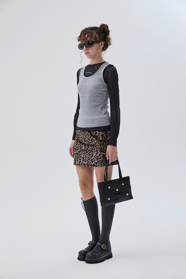 Chunky mary jane loafer(black)는 여성스러운 매력과 시크한 분위기를 동시에 연출하는 메리 제인 로퍼입니다. 소가죽 소재로 제작되어 고급스러우며, 펀칭 디테일과 스터드 장식이 돋보입니다. 굽 타입은 청키힐로 안정적인 착화감을 제공하며, 블랙과 브라운 두 가지 색상으로 출시되었습니다. 출근룩, 모임룩, 데이트룩 등 다양한 TPO에 클래식, 캐주얼, 시크한 스타일을 더해 세련된 룩을 완성해 보세요.
