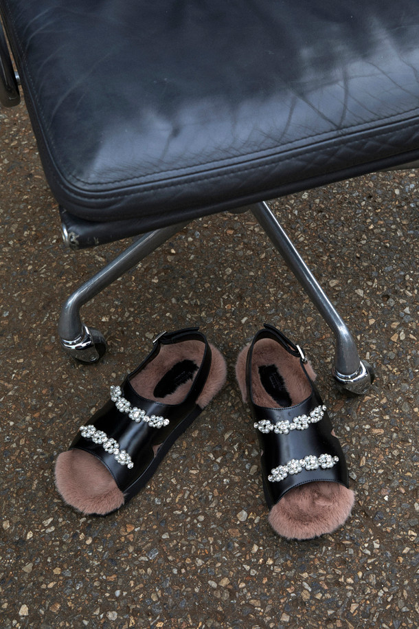 Furridge jewelry sandal(black)는 부드러운 소가죽과 고급스러운 인조 퍼 소재로 제작된 여성 샌들입니다. 블랙 컬러에 오픈형 디자인으로, 데이트룩과 모임룩에 세련된 포인트를 더합니다. 안감 전체가 퍼로 마감되어 뛰어난 보온성을 제공하며, 진주와 보석 장식이 더해져 고급스러운 분위기를 연출합니다. 클래식, 미니멀, 로맨틱 스타일을 즐기는 여성분들께 추천하며, 겨울철에도 스타일리시함을 놓치지 않도록 돕습니다.
