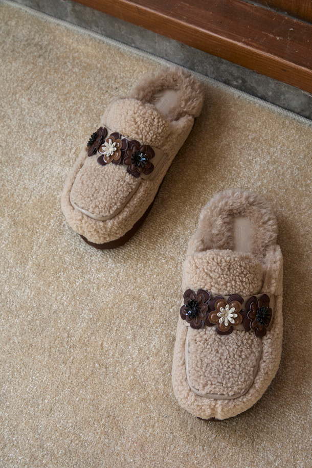 Furridge flower mule(브라운)은 부드러운 인조 퍼와 가죽 소재로 제작되어 따뜻하고 포근한 겨울 스타일을 연출합니다. 사랑스러운 플라워 패턴이 돋보이며, 슬립온 디자인으로 편안하게 착용 가능합니다. 캐주얼, 로맨틱 무드를 동시에 만족시키는 여성스러운 디자인의 뮬입니다. 브라운 컬러는 어떤 옷에도 잘 어울려 데일리 아이템으로 활용하기 좋습니다. 안감은 퍼 소재로 마감하여 보온성을 높였습니다.
