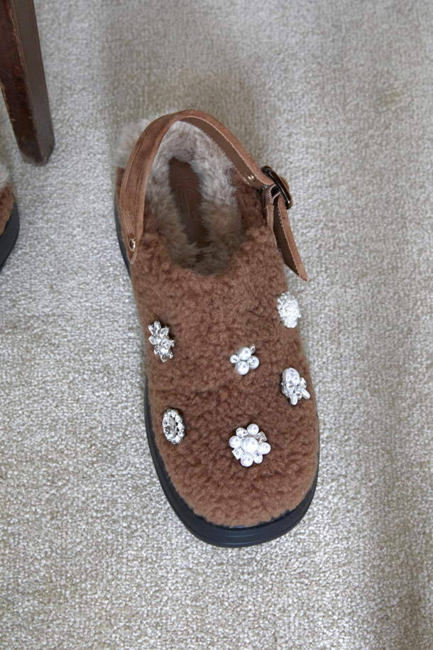 Furridge jewelry 뮬(브라운)은 부드러운 페이크 퍼 소재와 브라운 컬러가 돋보이는 여성 뮬입니다. 가을, 겨울 시즌에 따뜻하고 포근하게 착용할 수 있으며, 발등의 보석 장식이 화려한 포인트를 더합니다. 오픈 스타일로 편안하게 신고 벗을 수 있으며, 페미닌, 캐주얼, 클래식 등 다양한 스타일 연출에 활용할 수 있습니다. 무지 디자인으로 어떤 옷에도 잘 어울리며, 데일리룩에 포인트 아이템으로 활용하기 좋습니다. 
