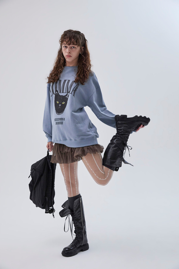 블랙 컬러의 레이스업 롱 부츠입니다. 부드러운 소가죽 소재로 제작되었으며, 무지 디자인에 빈티지 워싱 디테일이 더해져 와일드하면서도 시크한 무드를 연출합니다. 레이스업과 지퍼 여밈으로 편안하게 착용 가능하며, 출근룩이나 모임룩 등 다양한 TPO에 활용할 수 있습니다. 캐주얼, 시크, 미니멀 스타일을 즐기는 여성분들께 추천합니다. 세련된 디자인으로 어떤 옷에도 잘 어울려 데일리 아이템으로 손색없습니다.
