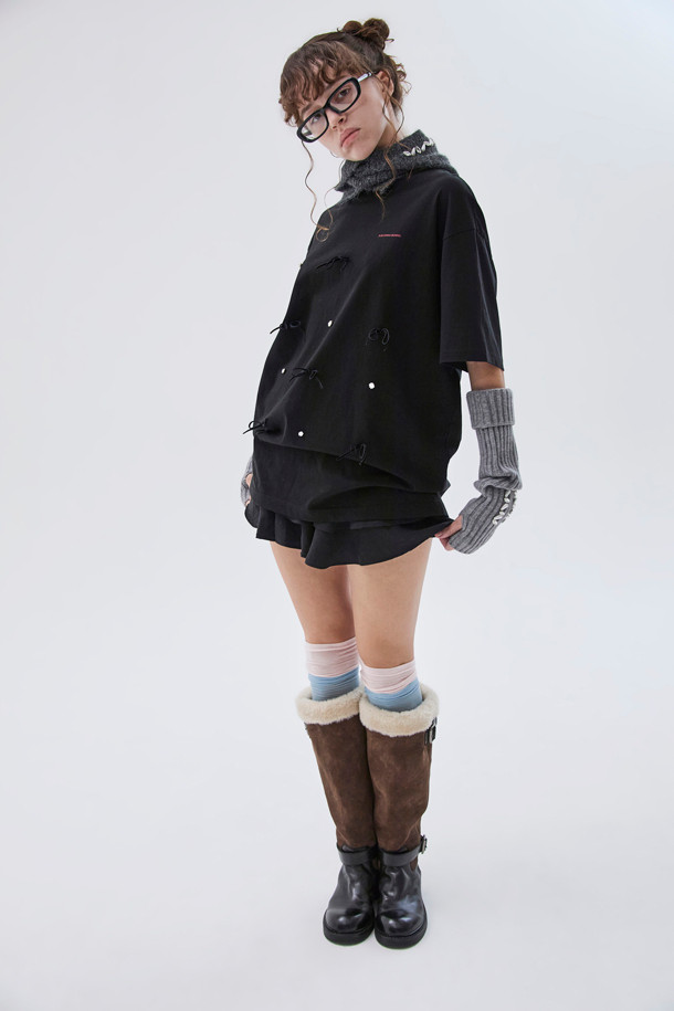 Furridge(퍼리지) shearling(시어링) 롱 부츠(블랙)는 여성 고객을 위한 겨울철 필수 아이템입니다. 소가죽, 스웨이드, 페이크 퍼 등 다양한 소재의 조화가 돋보이며, 안감 전체는 보온성을 높이는 퍼로 마감되었습니다. 측면 실버 메탈 버클 스트랩과 퍼 디테일 탑라인이 스타일리시함을 더하며, 무지 디자인으로 어떤 스타일에도 쉽게 매치할 수 있습니다. 출근룩, 연말 모임룩 등 다양한 TPO에 활용 가능하며, 캐주얼, 클래식, 미니멀 스타일을 즐겨 입는 고객에게 추천합니다.
