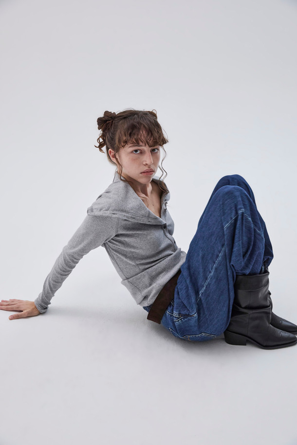 세련된 여성의 발을 위한 블랙 웨스턴 앵클 부츠입니다. 소가죽과 스판덱스 소재로 제작되어 편안함과 스타일을 동시에 잡았습니다. 포인티드 토우와 각진 굽, 자수 디테일이 클래식하면서도 시크한 무드를 연출합니다. 데이트룩이나 모임룩에 매치하여 세련된 스타일을 완성해보세요. 투웨이 디자인으로 다양한 스타일을 연출할 수 있습니다.
