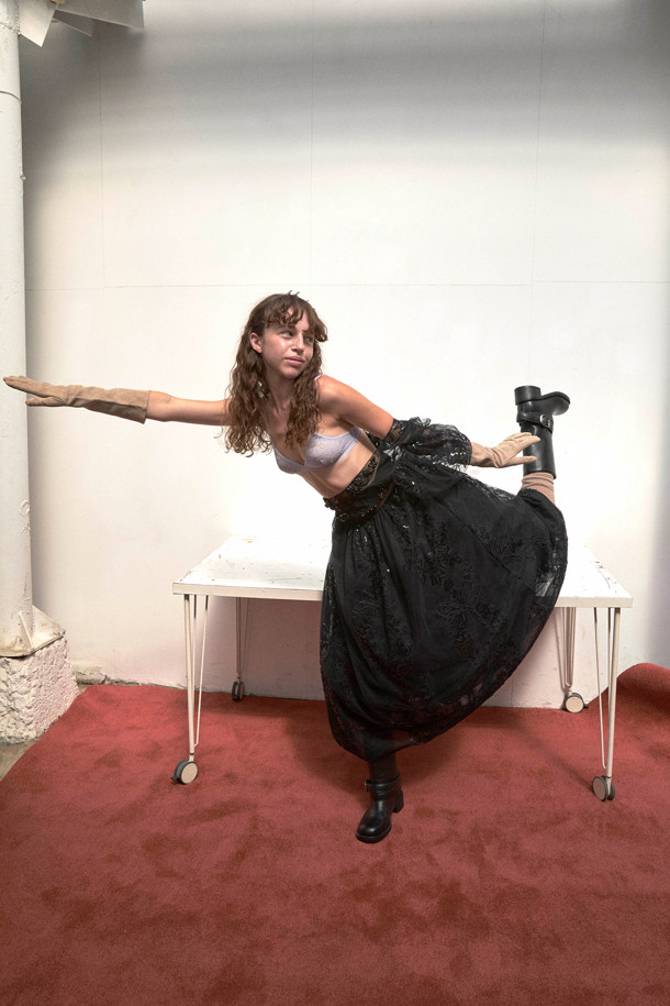 버클 부츠(블랙)는 소가죽 소재의 라운드 토우 디자인으로, 가을, 겨울철 데일리룩, 모임룩, 데이트룩에 모두 잘 어울리는 여성 부츠입니다. 미들 기장에 원버클 장식으로 포인트를 더했으며, 청키힐과 러버 아웃솔, 여유로운 핏으로 편안한 착화감을 선사합니다. 트렌디하고 세련된 스타일을 연출하며, 경량 기능으로 활동성을 높였습니다. 클래식, 미니멀, 시크 스타일에 완벽하게 매치되어 다양한 룩을 연출할 수 있습니다.
