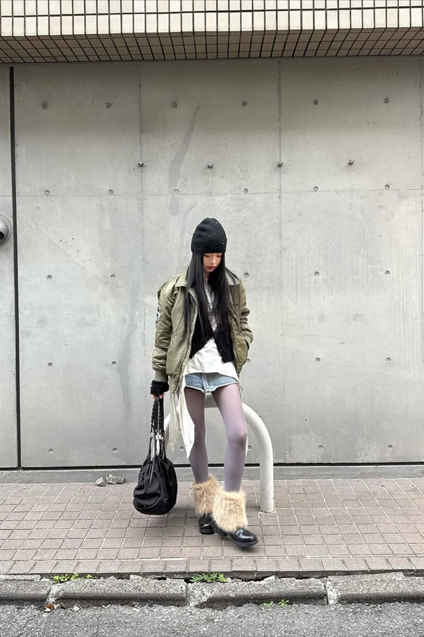 Furridge 앵클 부츠(black)는 여성분들을 위한 겨울철 필수 아이템입니다. 부드러운 소가죽과 포근한 페이크 퍼 안감으로 제작되어 따뜻하고 포근한 착용감을 선사합니다. 라운드 스퀘어 앞코 디자인과 클래식한 실루엣은 세련된 무드를 연출하며, 출근룩, 미니멀, 시크 스타일에도 잘 어울립니다. 경량 몰드 아웃솔로 편안한 착화감을 제공하며, 블랙과 라이트 베이지 컬러로 만나볼 수 있습니다.
