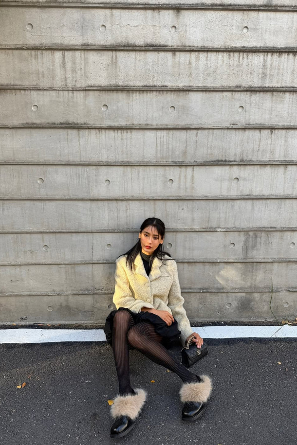 Furridge 로퍼(블랙)는 여성 고객을 위한 신발로, 가을과 겨울에 따뜻하게 신을 수 있도록 디자인되었습니다. 소가죽과 페이크 퍼 소재를 사용하여 부드러운 착용감을 제공하며, 안감과 인솔에도 퍼를 적용하여 보온성을 높였습니다. 라운드 스퀘어 앞코 디자인과 플랫 굽으로 편안함을 강조했으며, 클래식한 실루엣과 무지 패턴은 다양한 스타일 연출에 용이합니다. 슬립온 형태로 간편하게 착용 가능하며, 퍼 장식이 탑라인에 포인트를 더해 세련된 느낌을 선사합니다. 출근룩과 모임룩은 물론, 미니멀, 캐주얼 등 폭넓은 스타일을 소화할 수 있습니다.
