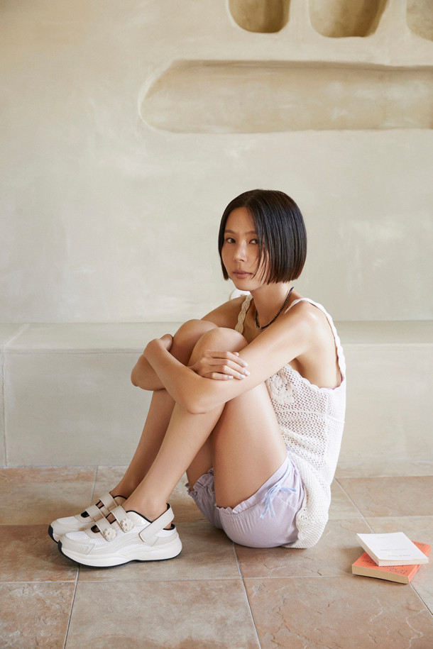 SUECOMMA BONNIE - 스니커즈 - [김나영 착용]Flower strap sandal sneakers(beige)