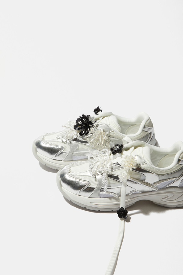 슈토핑 세트(블랙)는 큐빅과 스팽글 장식이 돋보이는 신발 액세서리입니다. 클립형으로 간편하게 부착하여 신발에 포인트를 줄 수 있으며, 큐빅 꽃과 스팽글 꽃 장식이 여성스러운 분위기를 더합니다. 데이트룩, 쇼핑룩, 모임룩 등 다양한 TPO에 활용 가능하며, 걸리시, 미니멀, 클래식 스타일을 즐겨 입는 분들께 추천합니다. 블랙 컬러로 어떤 신발에도 잘 어울려 스타일을 완성해 보세요.
