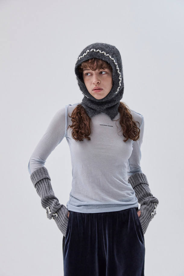 그레이 컬러의 쥬얼리 암워머입니다. 부드러운 니트 소재로 제작되어 겨울철 보온에 효과적입니다. 캐주얼, 클래식, 미니멀 스타일 모두에 잘 어울리며, 일상에서 편안하게 착용할 수 있습니다. 진주와 보석 장식이 은은하게 빛나 포인트를 더합니다. 
