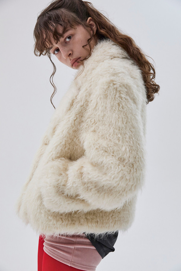 Furridge outer(베이지)는 여성스러운 겨울 스타일을 완성하는 퍼 재킷입니다. 부드러운 인조 모피 소재와 두꺼운 두께로 뛰어난 보온성을 제공하며, 와이드 라펠과 숏 기장, 볼륨 핏 디자인이 세련된 무드를 연출합니다. 베이지 컬러는 어떤 룩에도 잘 어울리며, 버튼 여밈 방식으로 간편하게 착용할 수 있습니다. 데이트룩, 모임룩, 연말 모임룩 등 다양한 TPO에 클래식, 시크, 미니멀 스타일로 활용 가능합니다.
