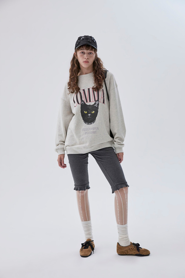 [IHM] 셔링 비즈 비딩 삭스 (아이보리)는 여성스러운 페미닌 무드와 시크한 스타일을 동시에 연출할 수 있는 양말입니다. 아이보리 컬러의 무지 디자인에 셔링 디테일과 비즈, 진주, 큐빅 장식이 더해져 고급스러운 포인트를 더합니다. 데이트룩, 모임룩 등 특별한 날 시크하면서도 세련된 스타일을 완성해 보세요. 클래식한 무드로 어떤 룩에도 잘 어울려 활용도가 높습니다.
