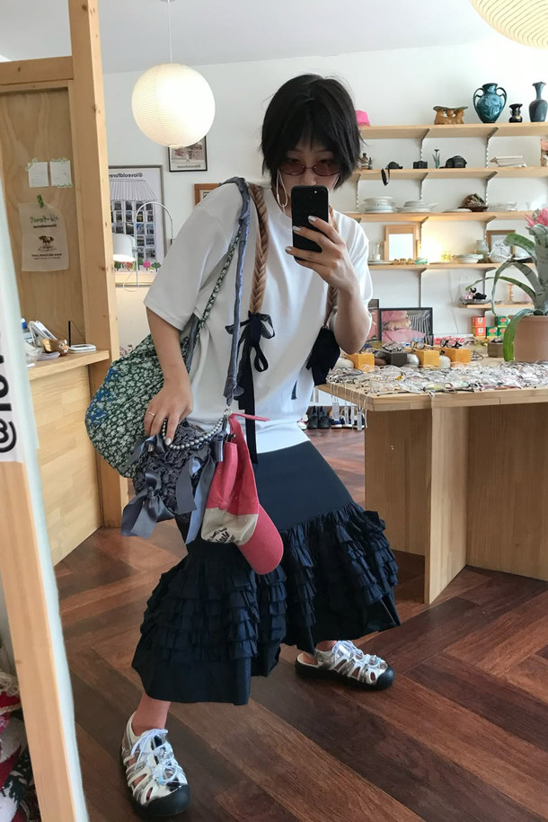 Fev 샌들(실버)는 여성용 샌들로, 데일리룩과 휴양지룩에 모두 잘 어울립니다. 소가죽, 매시, 나일론, 네오프렌 소재를 사용하여 편안함과 스타일을 동시에 잡았습니다. 실버 컬러에 벨크로 여밈으로 편의성을 더했으며, 비즈 장식, 측면 및 발등 컷아웃 디테일이 돋보입니다. 신끈 탈착 및 사이즈 조절 기능, 그리고 통기성이 뛰어나 봄, 여름 시즌에 유행을 타지 않고 오랫동안 착용할 수 있는 아이템입니다. 페미닌, 유니크, 아웃도어 스타일을 모두 아우르는 이 샌들을 여행지에서 미니멀하고 리조트룩으로 연출해 보세요.
