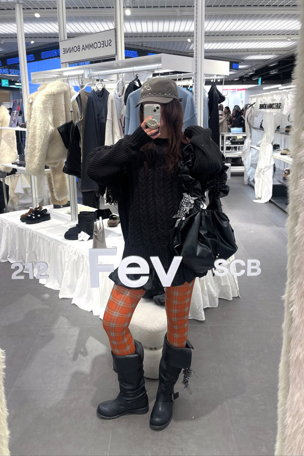 Fev Comfy (페브 컴피) 버클 슬라우치 부츠(블랙)는 라운드 앞코에 중간 굽, 통굽 디자인으로 편안함을 강조한 여성 부츠입니다. 라미네이팅 가죽 소재에 은은한 광택이 고급스러움을 더하며, 상단과 발등의 메탈 버클 장식이 시크한 포인트를 더합니다. 슬라우치 탑라인으로 다리가 더욱 슬림해 보이는 효과를 주며, 필요에 따라 접어서 미디 부츠로도 활용 가능합니다. 데이트룩, 모임룩 등 다양한 TPO에 클래식, 미니멀, 시크한 스타일을 연출하기 좋습니다. 블랙 컬러의 무지 디자인으로 어떤 옷에도 쉽게 매치하여 스타일리시한 룩을 완성할 수 있습니다.
