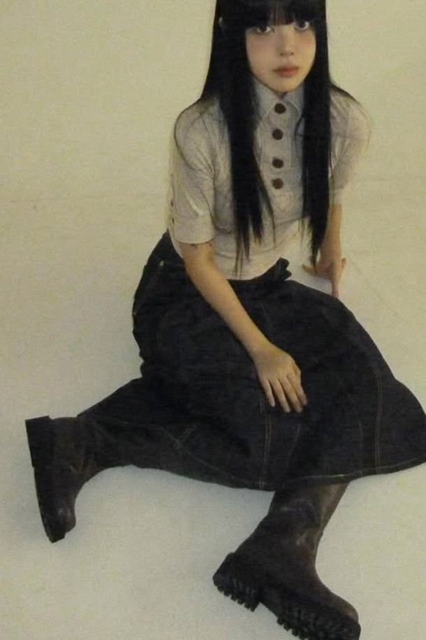 Fev_Young muze 부츠(브라운)는 여성들을 위한 미들 기장의 부츠입니다. 라운드 앞코와 통굽 디자인, 그리고 무지 패턴으로 미니멀하고 클래식한 분위기를 연출합니다. 합성가죽 소재에 볼드한 아웃솔과 러기드 아웃솔 디자인, FEV 심볼 적용으로 포인트를 더했습니다. 출근룩과 모임룩 모두에 어울리며, 가을과 겨울 시즌에 따뜻하고 스타일리시하게 착용할 수 있습니다. 
