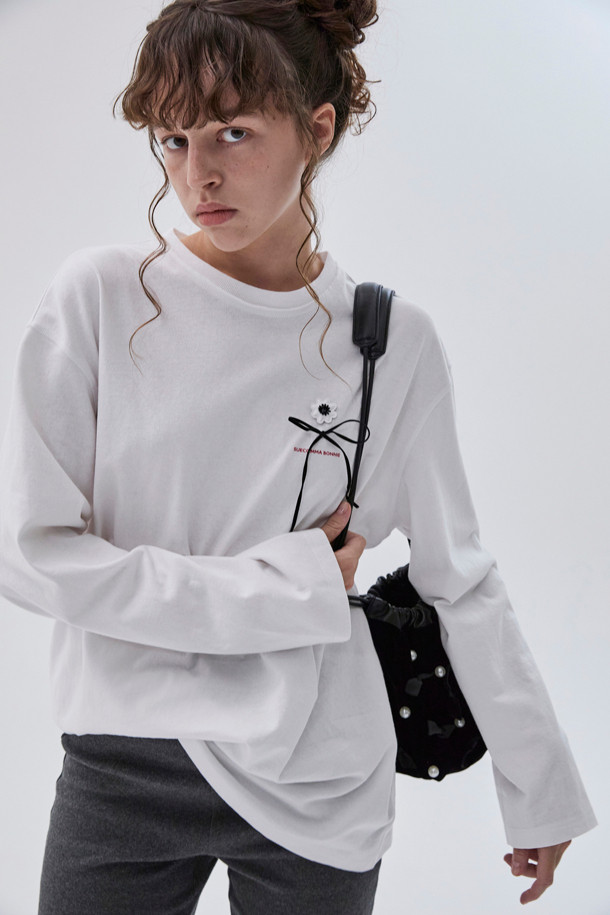 **Shoe lace 로퍼(black)**

소가죽 소재의 블랙 컬러 Shoe lace 로퍼입니다. 일상에서 편안하게 착용하기 좋은 플랫 굽 디자인으로, 캐주얼하면서도 여성스러운 분위기를 연출합니다. 리본 신끈과 고리 장식, 청키한 디자인이 돋보이며, 출근룩이나 모임룩에 미니멀한 스타일로 코디하기 좋습니다.
