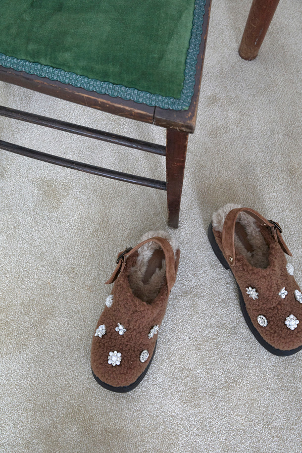 Furridge jewelry 뮬(브라운)은 부드러운 페이크 퍼 소재와 브라운 컬러가 돋보이는 여성 뮬입니다. 가을, 겨울 시즌에 따뜻하고 포근하게 착용할 수 있으며, 발등의 보석 장식이 화려한 포인트를 더합니다. 오픈 스타일로 편안하게 신고 벗을 수 있으며, 페미닌, 캐주얼, 클래식 등 다양한 스타일 연출에 활용할 수 있습니다. 무지 디자인으로 어떤 옷에도 잘 어울리며, 데일리룩에 포인트 아이템으로 활용하기 좋습니다. 
