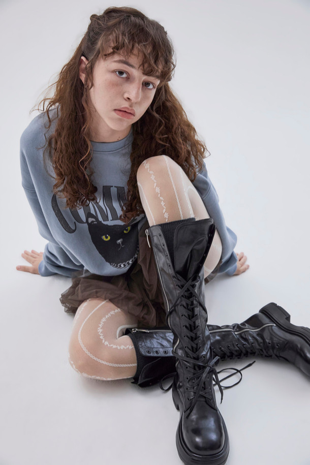 블랙 컬러의 레이스업 롱 부츠입니다. 부드러운 소가죽 소재로 제작되었으며, 무지 디자인에 빈티지 워싱 디테일이 더해져 와일드하면서도 시크한 무드를 연출합니다. 레이스업과 지퍼 여밈으로 편안하게 착용 가능하며, 출근룩이나 모임룩 등 다양한 TPO에 활용할 수 있습니다. 캐주얼, 시크, 미니멀 스타일을 즐기는 여성분들께 추천합니다. 세련된 디자인으로 어떤 옷에도 잘 어울려 데일리 아이템으로 손색없습니다.
