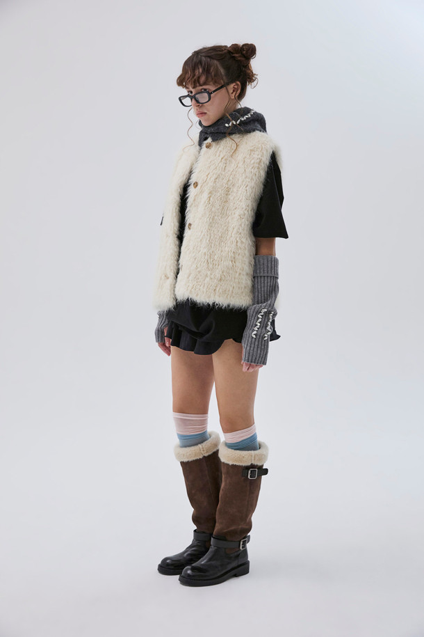 Furridge(퍼리지) shearling(시어링) 롱 부츠(블랙)는 여성 고객을 위한 겨울철 필수 아이템입니다. 소가죽, 스웨이드, 페이크 퍼 등 다양한 소재의 조화가 돋보이며, 안감 전체는 보온성을 높이는 퍼로 마감되었습니다. 측면 실버 메탈 버클 스트랩과 퍼 디테일 탑라인이 스타일리시함을 더하며, 무지 디자인으로 어떤 스타일에도 쉽게 매치할 수 있습니다. 출근룩, 연말 모임룩 등 다양한 TPO에 활용 가능하며, 캐주얼, 클래식, 미니멀 스타일을 즐겨 입는 고객에게 추천합니다.
