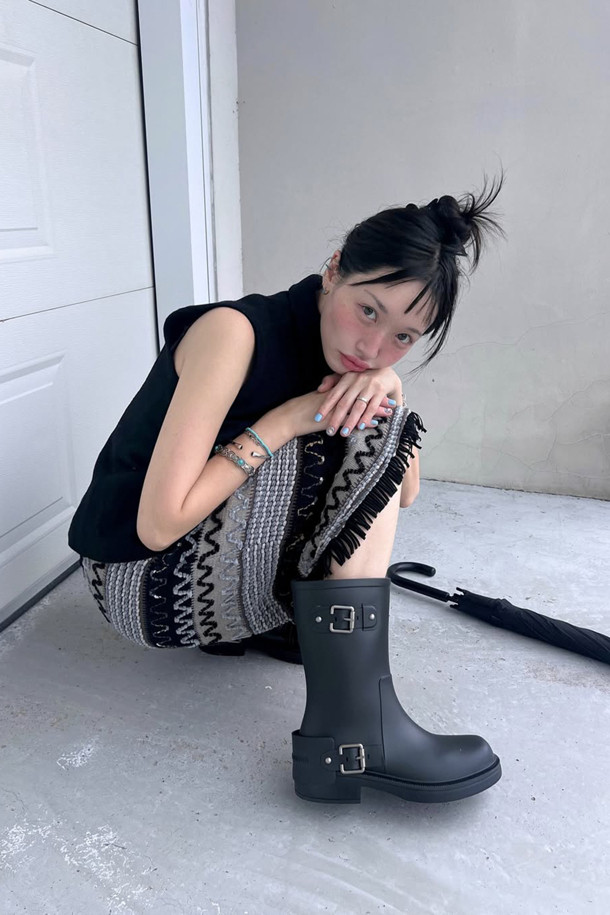 버클 레인 부츠(블랙)는 클래식한 바이커 무드의 여성 레인 부츠입니다. 매트한 질감의 PVC 소재로 제작되었으며, 4.5cm 미들힐 굽으로 편안함과 스타일을 동시에 잡았습니다. 블랙 컬러에 메탈 버클 장식이 포인트로 더해졌으며, 사이드 슬릿 디자인으로 활동성을 높였습니다. 봄, 여름, 가을, 우천시 일상과 여행룩에 모두 잘 어울리는 아이템입니다. 미니멀하고 캐주얼한 스타일을 즐기는 여성에게 추천합니다.
