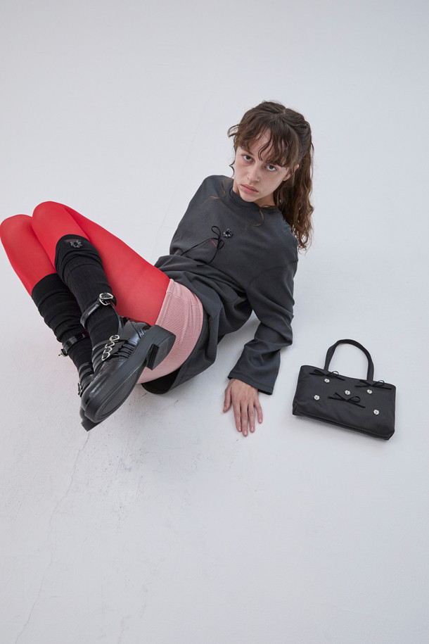 옥스퍼드 스트랩 로퍼 앵클(블랙)은 소가죽과 페이턴트 소재를 사용하여 클래식, 빈티지 무드를 연출하는 여성 로퍼입니다. 앵클 탑라인에 스트랩과 메탈링 장식, 브로그 패턴으로 포인트를 더했으며, 굽이 없는 디자인으로 편안한 착용감을 제공합니다. 오피스룩, 모임룩, 데이트룩 등 다양한 TPO에 미니멀하고 캐주얼한 스타일을 연출하기 좋습니다. 경량 디자인으로 활동성을 높였으며, 데일리 슈즈로 활용하기 좋은 아이템입니다.
