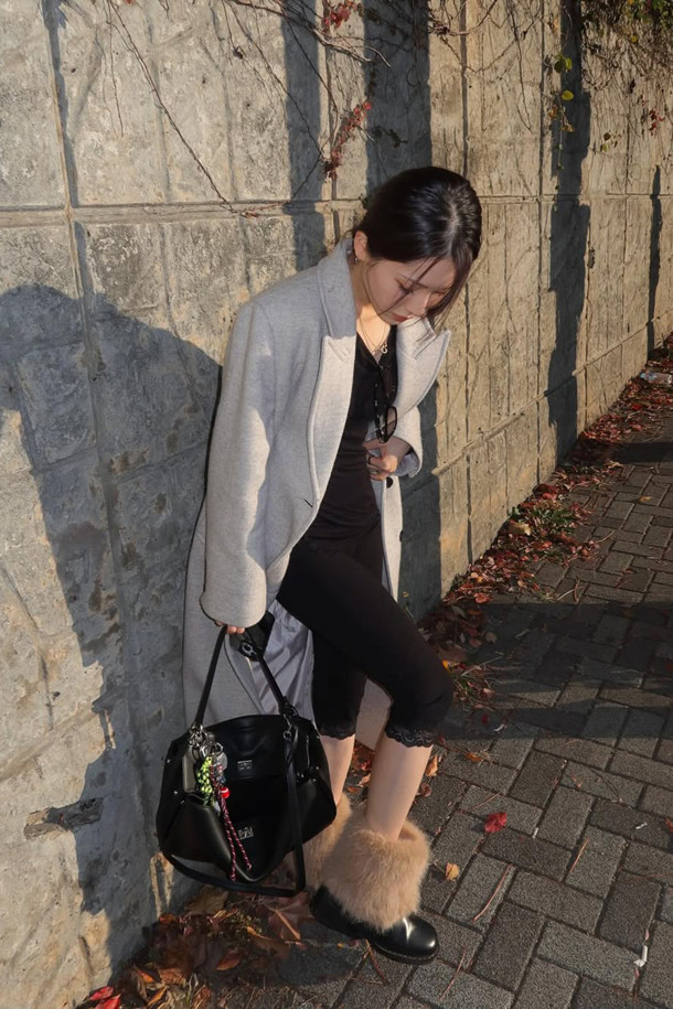 Furridge 앵클 부츠(black)는 여성분들을 위한 겨울철 필수 아이템입니다. 부드러운 소가죽과 포근한 페이크 퍼 안감으로 제작되어 따뜻하고 포근한 착용감을 선사합니다. 라운드 스퀘어 앞코 디자인과 클래식한 실루엣은 세련된 무드를 연출하며, 출근룩, 미니멀, 시크 스타일에도 잘 어울립니다. 경량 몰드 아웃솔로 편안한 착화감을 제공하며, 블랙과 라이트 베이지 컬러로 만나볼 수 있습니다.
