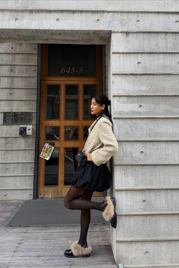 Furridge 로퍼(블랙)는 여성 고객을 위한 신발로, 가을과 겨울에 따뜻하게 신을 수 있도록 디자인되었습니다. 소가죽과 페이크 퍼 소재를 사용하여 부드러운 착용감을 제공하며, 안감과 인솔에도 퍼를 적용하여 보온성을 높였습니다. 라운드 스퀘어 앞코 디자인과 플랫 굽으로 편안함을 강조했으며, 클래식한 실루엣과 무지 패턴은 다양한 스타일 연출에 용이합니다. 슬립온 형태로 간편하게 착용 가능하며, 퍼 장식이 탑라인에 포인트를 더해 세련된 느낌을 선사합니다. 출근룩과 모임룩은 물론, 미니멀, 캐주얼 등 폭넓은 스타일을 소화할 수 있습니다.
