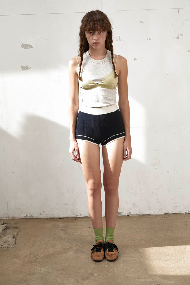 "Curtain call shrring sneakers(brown)" (커튼 콜 셔링 스니커즈, 브라운)는 여성스러운 페미닌 무드를 연출하는 스니커즈입니다. 부드러운 소가죽과 스웨이드 소재를 사용하여 편안한 착화감을 제공하며, 둥근 코와 플랫 굽 디자인으로 편안함을 더했습니다. 발볼을 감싸는 볼륨감 있는 셔링 디테일이 특징이며, 와이드한 슈레이스가 돋보입니다. 데이트룩, 카페룩, 쇼핑룩 등 다양한 TPO에 클래식, 미니멀, 로맨틱 스타일로 매치하여 페미닌한 매력을 강조할 수 있습니다. 내부 속굽을 적용하여 다리 라인을 더욱 예쁘게 연출해 보세요.
