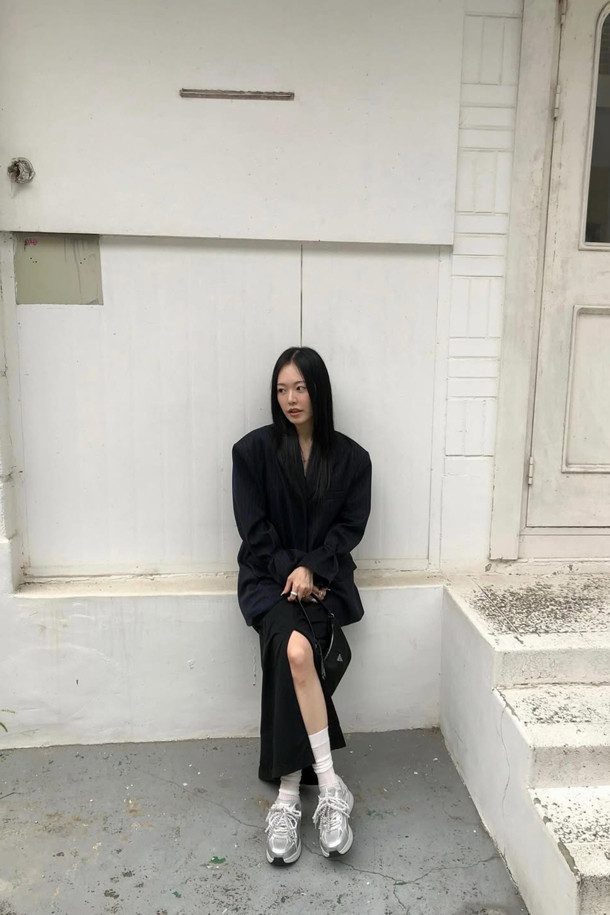 2025 딜라이트 스니커즈(실버)는 여성 고객을 위한 사계절용 여성 운동화입니다. 라운드 앞코 디자인에 가볍고 통기성이 좋은 합성가죽과 메시 소재를 사용하여 편안한 착용감을 제공합니다. 플랫 굽에 무지 패턴으로, 페미닌하면서도 클래식한 스타일을 연출하며, 일상 속 동네 마실룩에 적합합니다. 탈부착 가능한 진주 장식이 돋보이며 클래식 러너 실루엣과 레이스업 신발 여밈으로, 미니멀하고 캐주얼한 스타일을 완성합니다.
