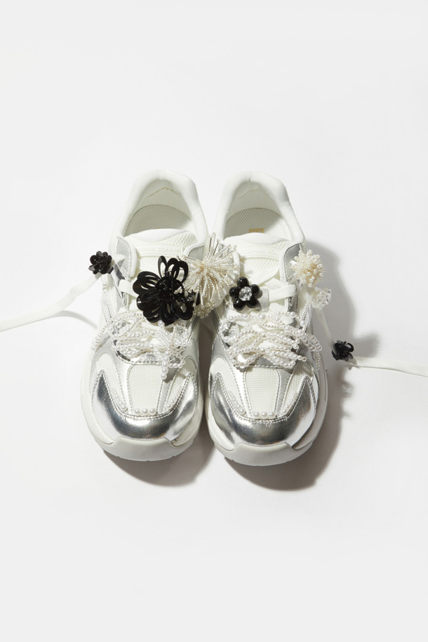 슈토핑 세트(블랙)는 큐빅과 스팽글 장식이 돋보이는 신발 액세서리입니다. 클립형으로 간편하게 부착하여 신발에 포인트를 줄 수 있으며, 큐빅 꽃과 스팽글 꽃 장식이 여성스러운 분위기를 더합니다. 데이트룩, 쇼핑룩, 모임룩 등 다양한 TPO에 활용 가능하며, 걸리시, 미니멀, 클래식 스타일을 즐겨 입는 분들께 추천합니다. 블랙 컬러로 어떤 신발에도 잘 어울려 스타일을 완성해 보세요.
