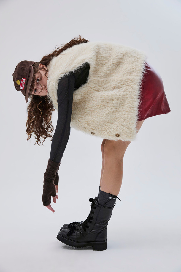 Furridge 베스트(베이지)는 미니멀, 시크, 클래식 스타일을 추구하는 분들을 위한 페이크퍼 소재의 퍼 베스트입니다. 넉넉한 두께감과 부드러운 촉감으로 가을, 겨울 시즌에 따뜻하게 착용할 수 있습니다. 라운드넥 디자인에 싱글 버튼 여밈 방식으로 간결함을 더했으며, 레귤러핏으로 편안한 착용감을 선사합니다. 무지 패턴의 베이지 컬러는 어떤 옷에도 쉽게 매치되어 일상복으로 활용하기 좋습니다. 포켓 디테일과 은은한 광택감이 고급스러운 분위기를 연출합니다.
