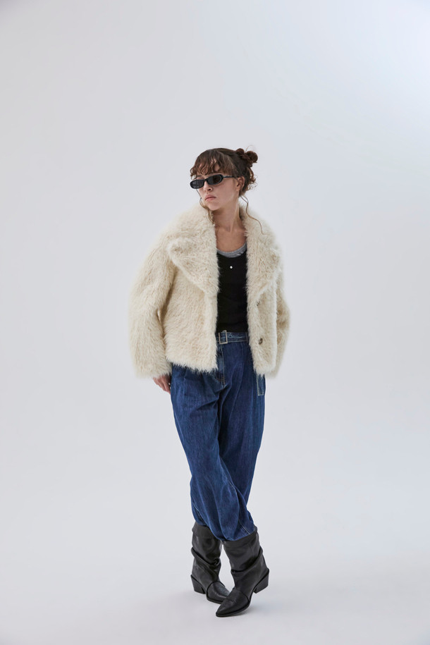 Furridge outer(베이지)는 여성스러운 겨울 스타일을 완성하는 퍼 재킷입니다. 부드러운 인조 모피 소재와 두꺼운 두께로 뛰어난 보온성을 제공하며, 와이드 라펠과 숏 기장, 볼륨 핏 디자인이 세련된 무드를 연출합니다. 베이지 컬러는 어떤 룩에도 잘 어울리며, 버튼 여밈 방식으로 간편하게 착용할 수 있습니다. 데이트룩, 모임룩, 연말 모임룩 등 다양한 TPO에 클래식, 시크, 미니멀 스타일로 활용 가능합니다.
