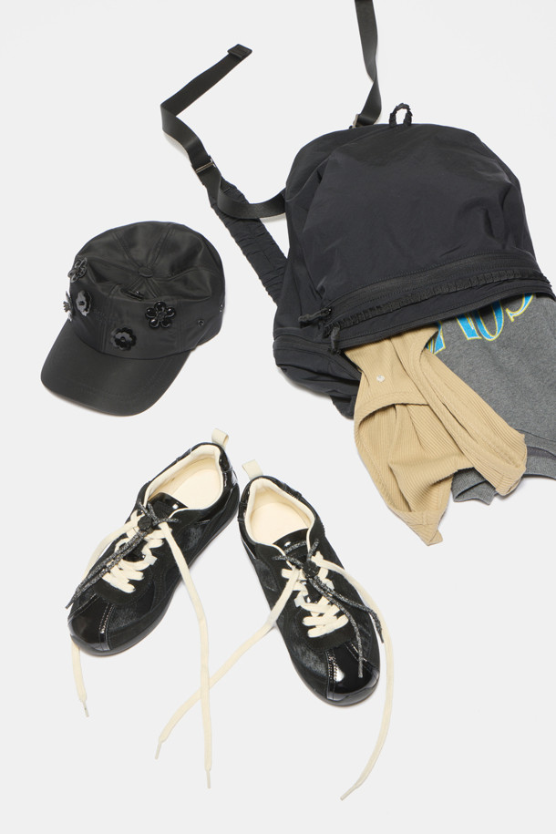 뉴 플라워 밤 백팩(블랙)은 가볍고 내구성이 좋은 나일론 소재로 제작되어 일상에서 편안하게 사용할 수 있습니다. 캐주얼하면서도 세련된 스타일을 연출하며, 전면의 꽃 장식과 러플 디테일이 여성스러운 포인트를 더합니다. 가방 하단의 고리를 활용하여 실루엣 변형이 가능하여, TPO에 따라 다양한 스타일을 연출할 수 있습니다. 동네 마실룩이나 쇼핑룩에 매치하여 걸리시하고 미니멀한 무드를 완성해보세요. 데일리룩에 포인트를 더할 수 있는 실용적인 백팩입니다.
