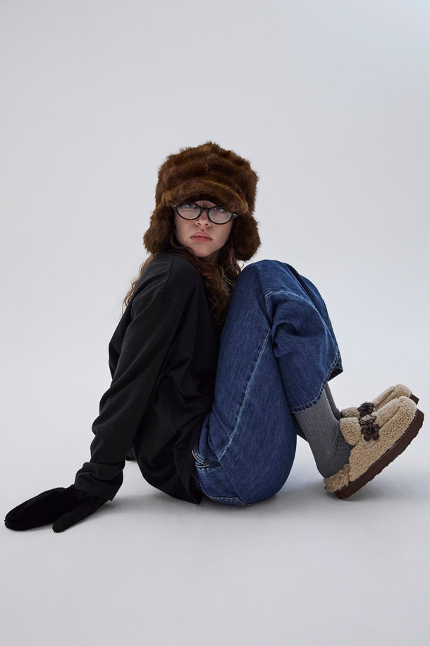 Furridge gloves(black)는 부드러운 양털, 양가죽, 스웨이드 소재로 제작된 블랙 컬러의 장갑입니다. 안감은 퍼(fur)로 처리되어 보온성을 높였으며, 겨울철 야외 활동이나 레저 활동에 적합합니다. 커버형, 하프핑거, 투웨이 디자인으로 다양한 스타일 연출이 가능하며, 버튼으로 여밈 방식을 더했습니다. 캐주얼, 클래식, 미니멀 스타일을 즐겨 입는 분들께 세련된 포인트를 더해줄 아이템입니다.
