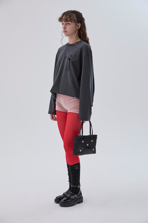 [IHM] 플라워 라벨 삭스(블랙)는 유니크하면서도 시크한 감성을 표현하는 양말입니다. 블랙 컬러에 라벨과 플라워 디자인 장식이 더해져 포인트를 줍니다. 쫀쫀한 착용감과 부드러운 촉감으로 편안하게 집콕룩 또는 출근룩을 연출할 수 있습니다. 미니멀한 스타일을 즐기는 분들께 추천하며, 데일리 아이템으로 활용하기 좋습니다.
