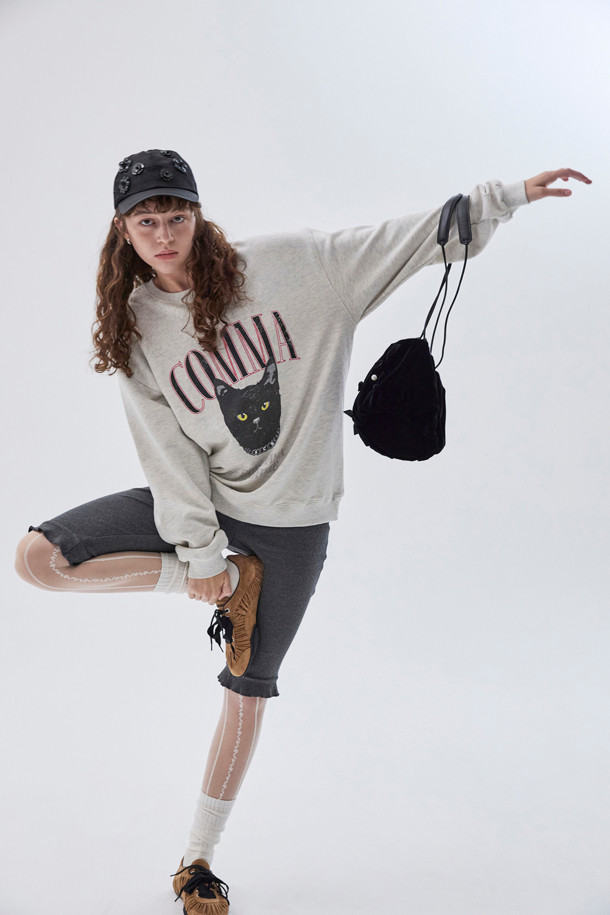 뉴 플라워밤 볼캡(블랙)은 일상에서 세련되게 연출하기 좋은 볼캡입니다. 가볍고 부드러운 폴리에스터 소재로 제작되어 편안한 착용감을 선사합니다. 무지 디자인에 플라워 장식이 더해져 유니크하면서도 페미닌한 무드를 연출합니다. 캐주얼, 스트릿, 미니멀 등 다양한 스타일에 매치하여 자신만의 개성을 표현해보세요. 블랙 컬러로 어떤 옷에도 쉽게 코디할 수 있어 실용적입니다.
