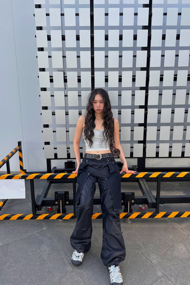 Fev 샌들(실버)는 여성용 샌들로, 데일리룩과 휴양지룩에 모두 잘 어울립니다. 소가죽, 매시, 나일론, 네오프렌 소재를 사용하여 편안함과 스타일을 동시에 잡았습니다. 실버 컬러에 벨크로 여밈으로 편의성을 더했으며, 비즈 장식, 측면 및 발등 컷아웃 디테일이 돋보입니다. 신끈 탈착 및 사이즈 조절 기능, 그리고 통기성이 뛰어나 봄, 여름 시즌에 유행을 타지 않고 오랫동안 착용할 수 있는 아이템입니다. 페미닌, 유니크, 아웃도어 스타일을 모두 아우르는 이 샌들을 여행지에서 미니멀하고 리조트룩으로 연출해 보세요.
