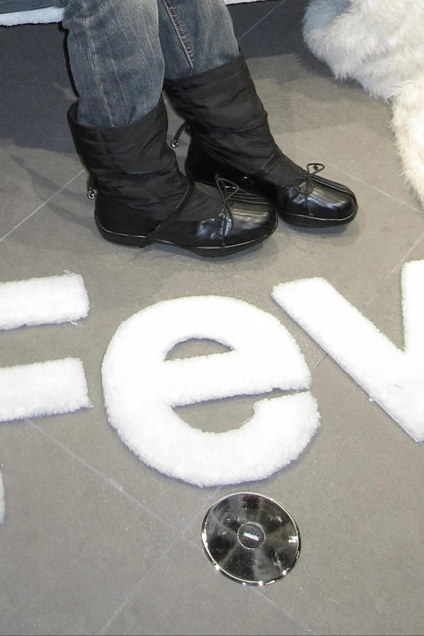 Fev_Comfy 슬라우치 부츠(블랙)는 여성 고객을 위한 신발입니다. 가을, 겨울 시즌에 어울리는 이 부츠는 미드컷 탑라인과 무지 패턴으로, 클래식, 미니멀, 캐주얼 스타일에 매치하기 좋습니다. 일상 또는 출근룩, 모임룩에 착용하기 좋으며, 후면 스트링으로 실루엣 조절이 가능합니다. 부드럽고 유연한 소재와 가벼운 착화감, 컴포트 스타일의 슬라우치 디자인이 특징입니다. 굽 높이는 미들 굽으로 편안함을 더했습니다.
