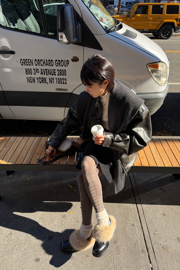 Furridge 슬링백(블랙)은 부드러운 소가죽과 풍성한 페이크 퍼 디테일이 돋보이는 여성용 슬링백입니다. 발목을 감싸는 디자인과 라운드 스퀘어 앞코가 세련된 실루엣을 연출하며, 안감의 퍼가 뛰어난 보온성을 제공합니다. 가을, 겨울 시즌 데이트룩, 모임룩 등 다양한 TPO에 클래식, 미니멀, 캐주얼 스타일로 연출하기 좋습니다. 경량 몰드 아웃솔로 편안한 착용감을 선사하며, 블랙과 라이트 베이지 두 가지 컬러로 만나보세요.
