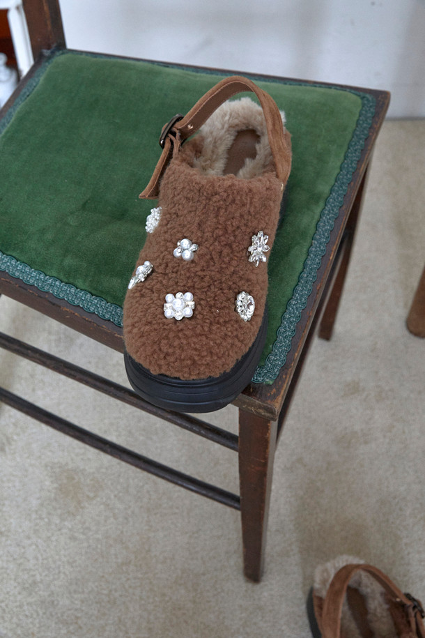 Furridge jewelry 뮬(브라운)은 부드러운 페이크 퍼 소재와 브라운 컬러가 돋보이는 여성 뮬입니다. 가을, 겨울 시즌에 따뜻하고 포근하게 착용할 수 있으며, 발등의 보석 장식이 화려한 포인트를 더합니다. 오픈 스타일로 편안하게 신고 벗을 수 있으며, 페미닌, 캐주얼, 클래식 등 다양한 스타일 연출에 활용할 수 있습니다. 무지 디자인으로 어떤 옷에도 잘 어울리며, 데일리룩에 포인트 아이템으로 활용하기 좋습니다. 
