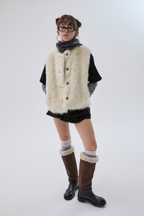 Furridge(퍼리지) shearling(시어링) 롱 부츠(블랙)는 여성 고객을 위한 겨울철 필수 아이템입니다. 소가죽, 스웨이드, 페이크 퍼 등 다양한 소재의 조화가 돋보이며, 안감 전체는 보온성을 높이는 퍼로 마감되었습니다. 측면 실버 메탈 버클 스트랩과 퍼 디테일 탑라인이 스타일리시함을 더하며, 무지 디자인으로 어떤 스타일에도 쉽게 매치할 수 있습니다. 출근룩, 연말 모임룩 등 다양한 TPO에 활용 가능하며, 캐주얼, 클래식, 미니멀 스타일을 즐겨 입는 고객에게 추천합니다.
