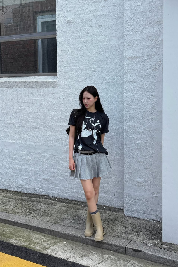 베이지 컬러의 버클 레인 부츠는 여성용 신발입니다. 라운드 앞코와 4.5cm 통굽으로 편안한 착용감을 제공하며, 봄, 여름, 가을 계절에 폭넓게 활용할 수 있습니다. PVC 소재로 제작되어 방수 기능을 갖췄으며, 매트한 질감과 메탈 버클 장식이 클래식하면서도 트렌디한 분위기를 연출합니다. 사이드 슬릿 디자인과 미드컷 탑라인은 활동성을 높여주고, 경량 소재로 편안한 착용감을 선사합니다. 무지 디자인에 버클 여밈으로 포인트를 더해 일상 및 우천 시 모두 스타일리시하게 연출할 수 있습니다.
